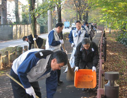 玉川上水遊歩道の清掃活動
