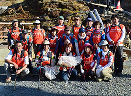 清掃登山終了後、秋田/岩手県境の須川高原温泉地区の登山道入口にて