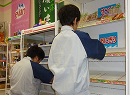 売店では商品の陳列を実習
