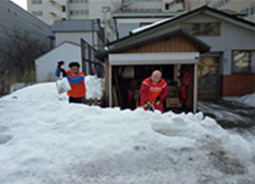 家を囲む大量の雪と格闘