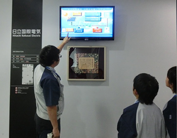 太陽光による発電と使用状況の説明(小学生の職場体験)の様子