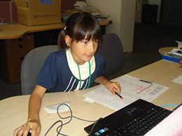 就労体験をする小学生